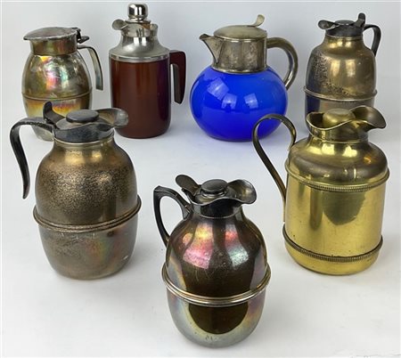 Gruppo di sette diversi thermos in materiali vari, alcuni con parti in metallo