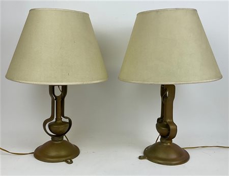 Coppia di lampade in bronzo con sostegno reggicandela basculante, fusto sagomat