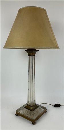 Lampada da tavolo con fusto sfaccettato e base quadrata in vetro montato in met