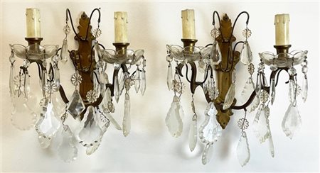 Coppia di applique a due fiamme con struttura in metallo decorato a volute e pe