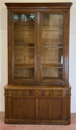 Mobile a due corpi in legno scanalato, parte inferiore a due sportelli e casset