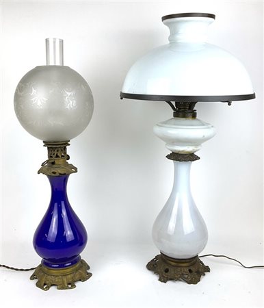 Lotto composto da due lampade in vetro montato in metallo. Elettrificate in epo