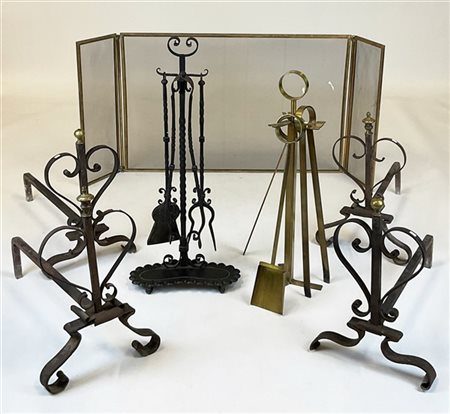 Attrezzatura da camino composta da quattro alari, un parascintille e due divers