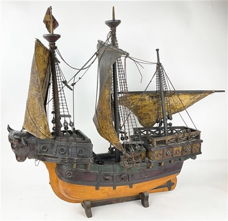 Modello di veliero in legno intagliato e in parte dipinto con vele in cuoio (l.