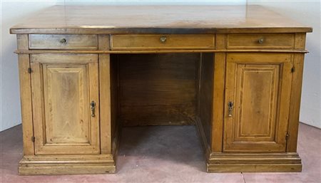 Scrivania da centro in ciliegio filettato in legni chiari a cinque ante e sei c