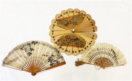 Manifatture orientali. Lotto di due ventagli con stecche in legno e pagine in c