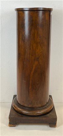 Mobiletto a colonna lastronato in mogano ad un'anta, interno a tre ripiani, bas