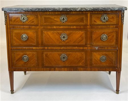 Cassettone lastronato e filettato in legni vari. Fronte a due cassetti e tre ti