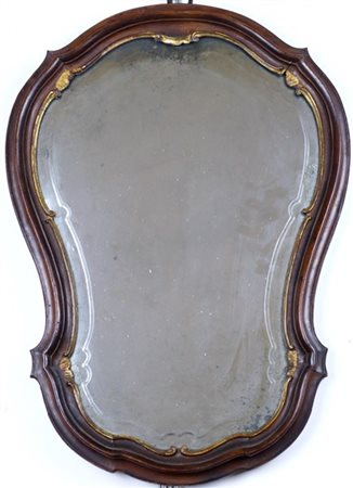 Coppia di specchiere di forma sagomata in legno intagliato a volute e profilato