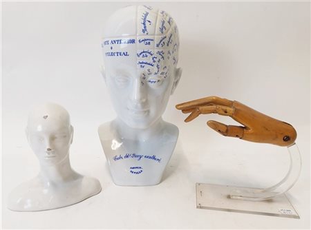 Manifatture differenti. Due sculture in porcellana raffiguranti una testa freno