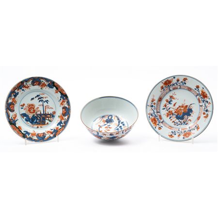 MANIFATTURA GIAPPONESE XVIII SECOLO, Ciotola e due piatti