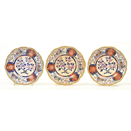 MANIFATTURA INGLESE DEL XIX SECOLO, Tre piatti in porcellana