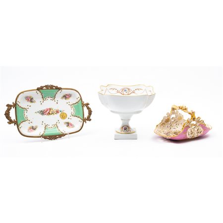 MANIFATTURA FRANCESE XIX/XX SEC., Tre oggetti in porcellana