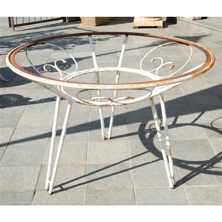 TAVOLO di forma circolare e tre sedie in ferro