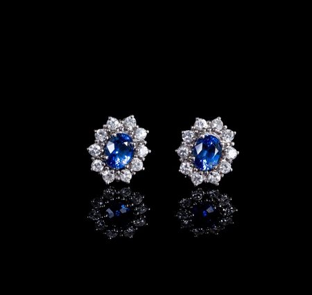 ORECCHINI IN ORO, ZAFFIRI E DIAMANTI Orecchini in oro bianco 18K, ciascuno...