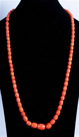 LUNGA COLLANA DI CORALLO E ORO Realizzata ad una fila di barilotti...