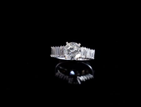 IMPORTANTE ANELLO IN ORO E DIAMANTI Anello in oro bianco 18K, centrato da...