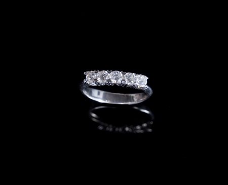 ANELLO IN ORO E DIAMANTI Anello in oro bianco 18K, realizzato ad una fila di...