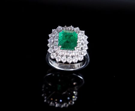 IMPORTANTE ANELLO IN ORO, SMERALDO E DIAMANTI Anello in oro bianco 18K,...