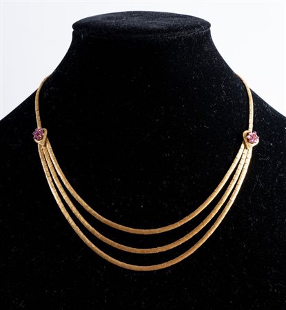 COLLANA IN ORO E RUBINI Collana in oro giallo 18K, realizzata con segmenti...