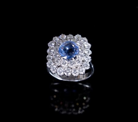 ANELLO IN ORO, ZAFFIRO NATURALE E DIAMANTI Anello in oro bianco 18K, centrato...
