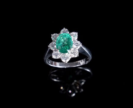 ANELLO IN ORO, SMERALDO E DIAMANTI Anello in oro bianco 18K, centrato da...