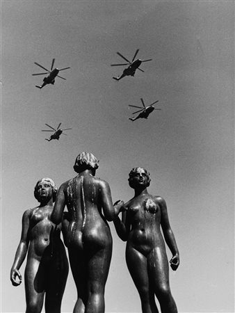 Robert Doisneau (1912-1994)  - Les Hélicoptères, 1972