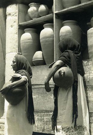 Manuel Alvarez Bravo (1902-2002)  - En el mercado, Merida, 1937