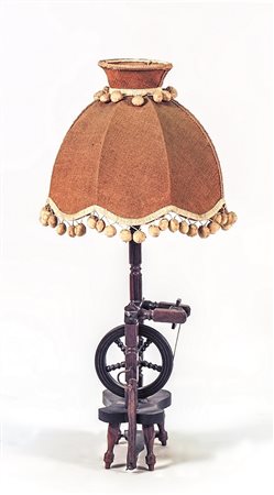 LUME DA TAVOLO base in legno a forma di arcolaio, con paralume h cm 67