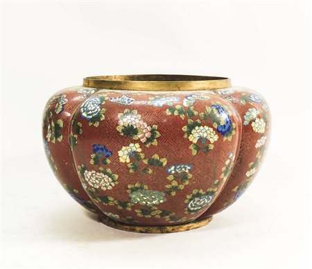 PORTAVASI IN SMALTO CLOISONNÉ Cina, inizio del XX secolo lobato, decorato con...