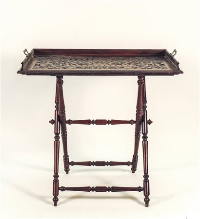 TAVOLINO VASSOIO D'EPOCA IN FAGGIO vassoio intagliato con motivi floreali,...