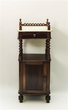 COMODINO IN NOCE XIX secolo piano in marmo bianco, un cassetto sostenuto da...