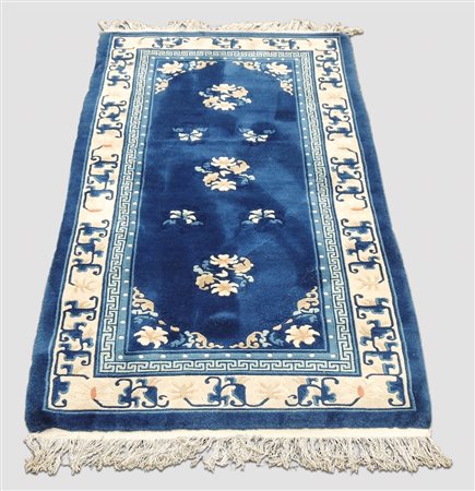 TAPPETO CINESE fondo blu, campo con motivi floreali nei toni neutri cm 190x95