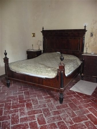 GRANDE LETTO MATRIMONIALE IMPIALLACCIATO IN PIUMA DI NOCE inizio del XIX...