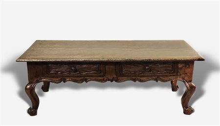 TAVOLINO BASSO IN NOCE fine del XVIII secolo piano sagomato, due cassetti...