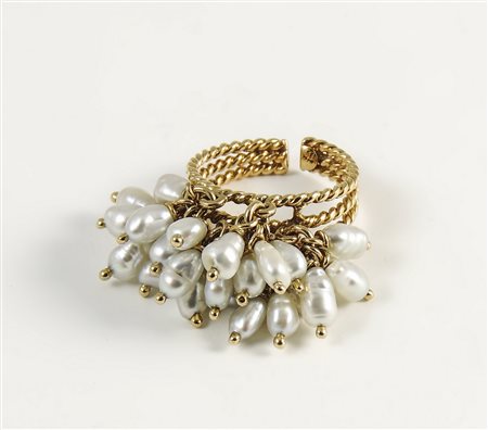 ANELLO IN ORO GIALLO con perline di fiume montate a grappolo gr 9,50