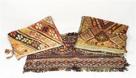 LOTTO DI KILIM D'EPOCA tra cui due sacche da sella (3)