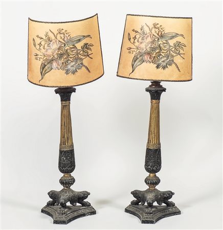 COPPIA DI LUMI DA TAVOLO IN METALLO DORATO E PATINATO fine del XIX/inizio del...