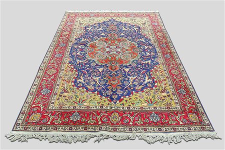 TAPPETO PERSIANO fondo blu, campo con medaglione centrale nei toni del rosso,...