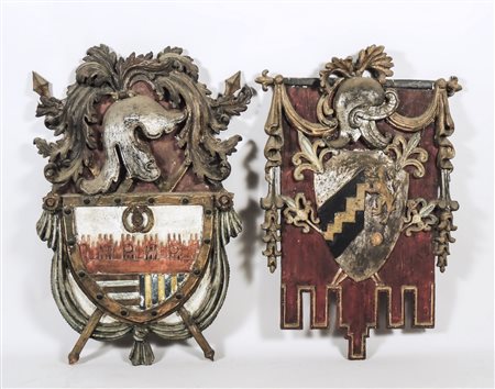 COPPIA DI STEMMI GENTILIZI IN TERRACOTTA realizzati come cartigli coronati h...