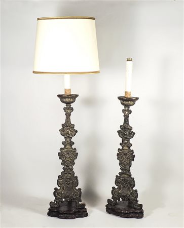 COPPIA DI TORCIERE IN LEGNO LACCATO RIVESTITE IN TOLE SBALZATA metà del XVIII...