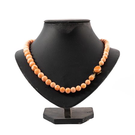 COLLANA con sfere in corallo rosa e susta in argento dorato