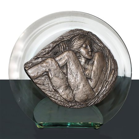 Emilio Greco (Catania 1913-Roma 1995)  - Bassorilievo in lamina di argento montato su struttura circolare in cristallo