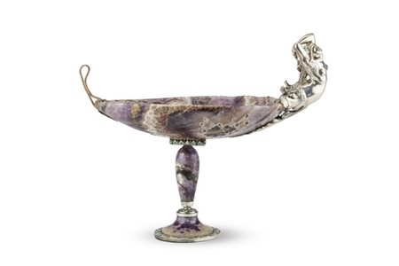 Coppa di ametista in foggia di valva di conchiglia con fregio in argento a figu