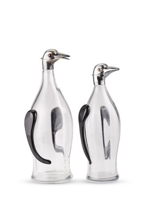 Due versatoi in foggia di pinguini con corpo in vetro, testa in argento e occhi