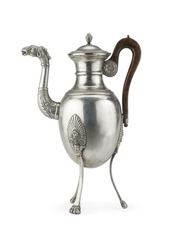 Teiera in argento a corpo liscio, presa a pigna a tutto tondo, versatoio a test