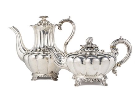 Lotto composto da una caffettiera in argento con corpo baccellato e presa a fio