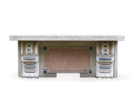 Coppia di panche con retro pannellato in marmi vari, lesene in rilievo terminan