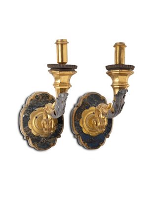Coppia di applique in bronzo dorato e metallo argentato a una fiamma con bracci