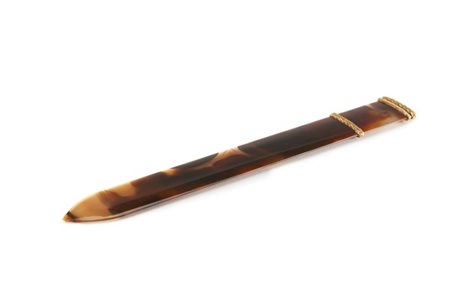 Tagliacarte in tartaruga con applicazioni in oro. 1920/30 (L. cm 25) (difetti)